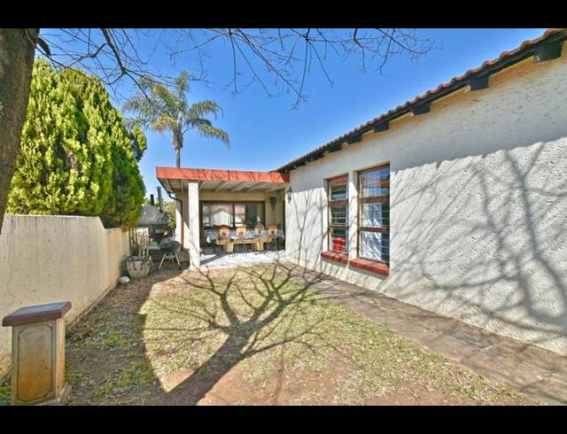 3 BEDROOM TOWNHOUSE FOR SALE IN SUNDOWNER